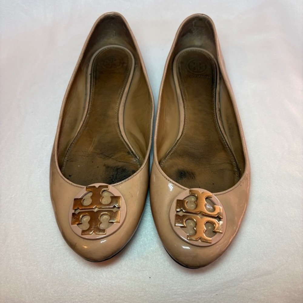 Tory Burch Claire Ballet Flats Nude Patent Leather Gold Logo Medallion Size 9 - Picture 1 of 5